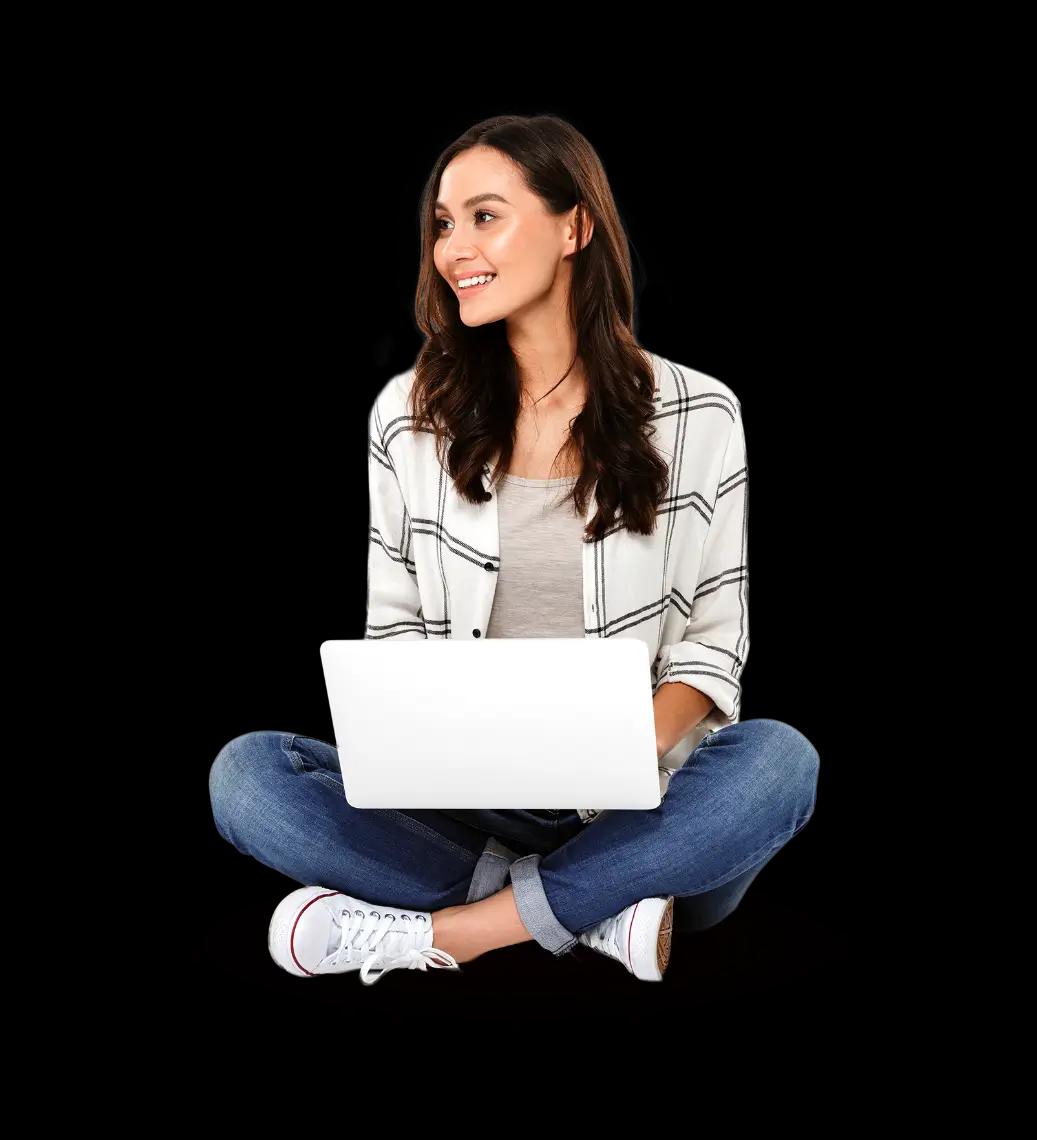 Chica con una laptop en sus piernas